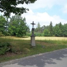 Kříž východně od Kadova u rozcestí