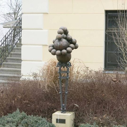 Kovová plastika Sphere u domu Skálova 562 v Turnově