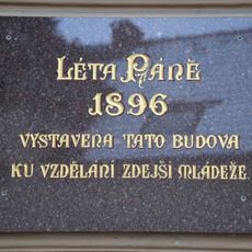 Deska na budově školy v Pohankově ulici