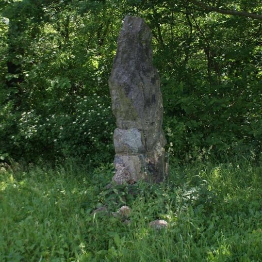 Památník východně od rozhledny Hořidla u Chotíněvsi