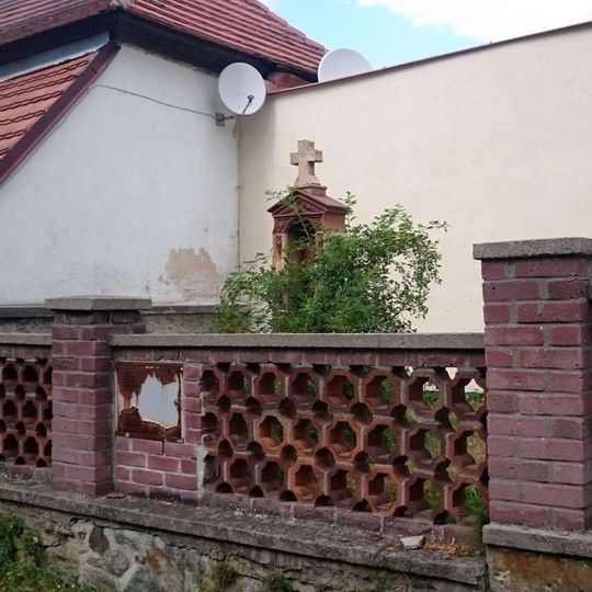 Kříž v zahradě za kostelem v Mladé Vožici