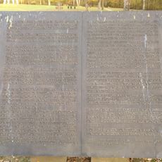 Erinnerungstafel über die Kriegsgefangenlager bei Oerbke im zweiten Weltkrieg und den verstorbenen sowjetischen Soldaten, die auf diesem Friedhof begraben liegen.