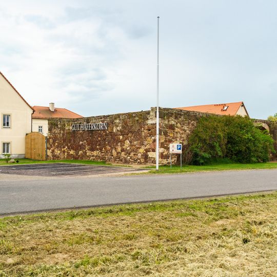 Wohnhaus, Seitengebäude , weiteres Seitengebäude und Reste einer Scheune eines Vierseithofes Dobernitz 9