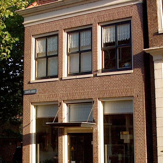 Bescheiden hoekpand vernieuwde voorbouw met dwarskap