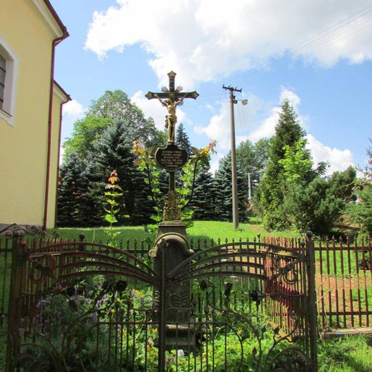 Kříž u kostela Nanebevzetí Panny Marie ve Skále