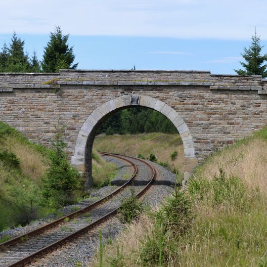 Most přes železniční trať východně od Kovářské