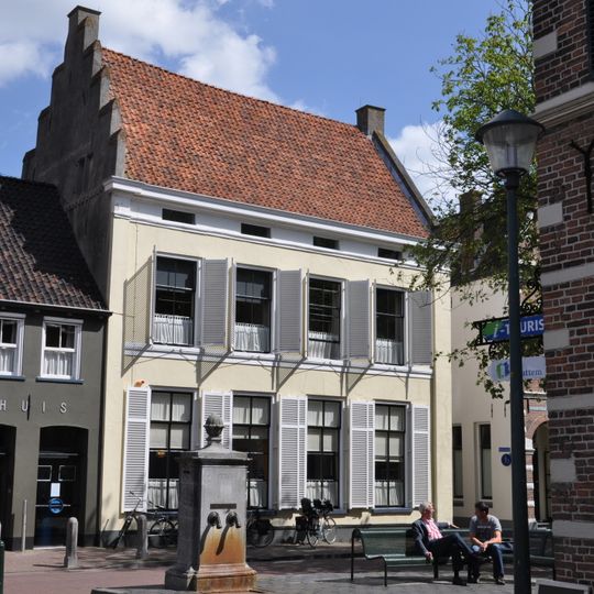 Pand onder hoog zadeldak