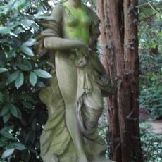 De tempel: tuinbeeld op sokkel "Flora" of "Diana"