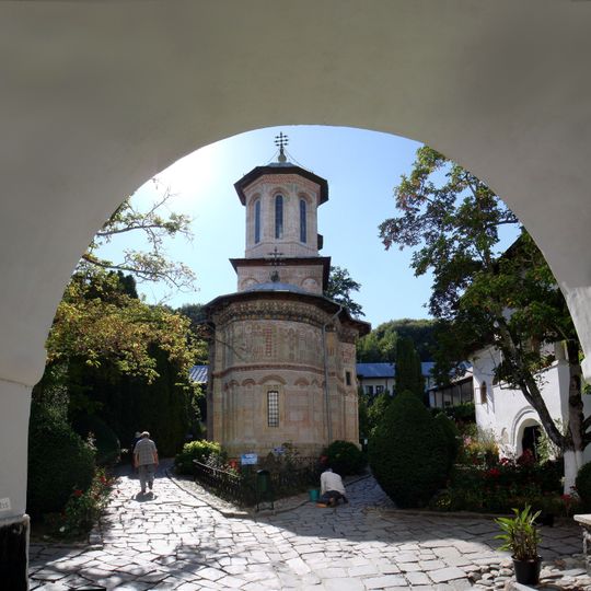 Dintr-un Lemn, Biserica de piatră