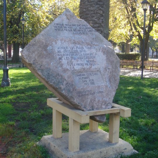 Monolito ' Aunque los pasos toquen mil años este sitio no borrará la sangre de los que aquí cayeron'