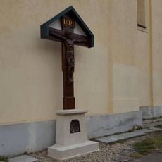 Kříž u kostela Narození Panny Marie ve Zdicích
