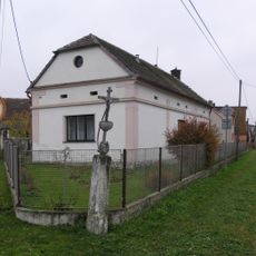 Kříž v Osvračíně na rozcestí