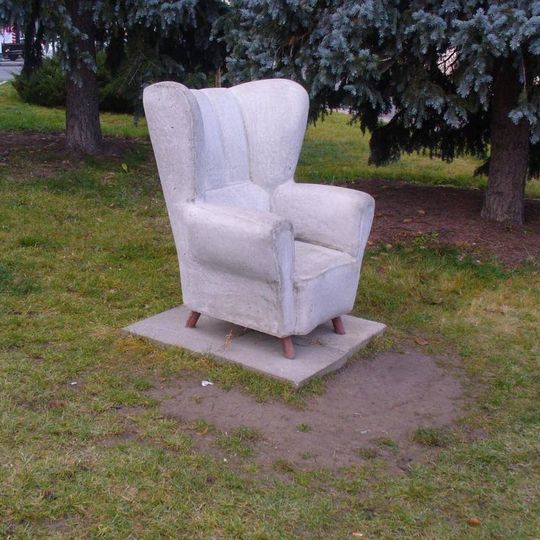 Betonová plastika Křeslo v parku Antonína Švehly v Říčanech
