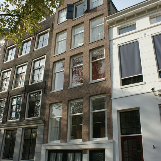 Pand met gevel onder rollagentop