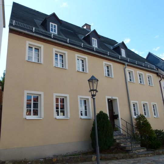 Mietshaus in halboffener Bebauung Untere Schloßstraße 13