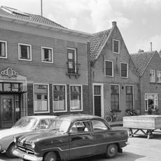 Pand met topgevel van gele steen en metselwerk met vlechtingen