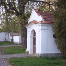 Kaple u kostela v Petrovicích