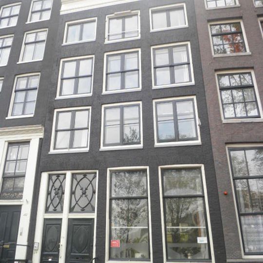 Pand met gevel onder rechte lijst met empire deurpartij