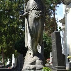 Cintorín sv. Rozálie, náhrobok so sochou