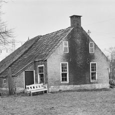 Keuterboerderijtje met voortopgevel met halve kruiskozijnen met roeden en in de top luiken