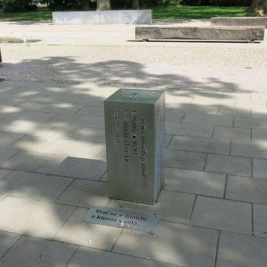Kovová plastika s texty Karla Hynka Máchy v Jiráskových sadech v Litoměřicích