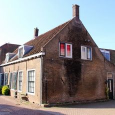 Goed dwarshuis met oude roedenverdeling en twee dakkapellen