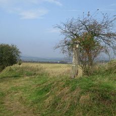 Kříž u polní cesty nad Kydlinkami