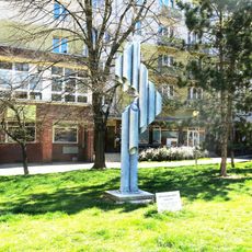 Kovová plastika Pocta kamarádům na Tyršově náměstí v Lounech