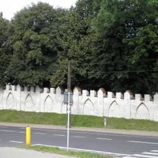 Mur ogradzający posesję od ul. Zamojskiej i Misjonarskiej