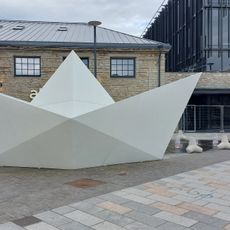 Paberlaeva kujuline näitusestend