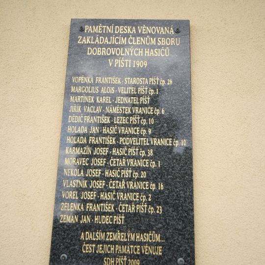 Pamětní deska zakládajícím členům sboru dobrovolných hasičů v Píšti