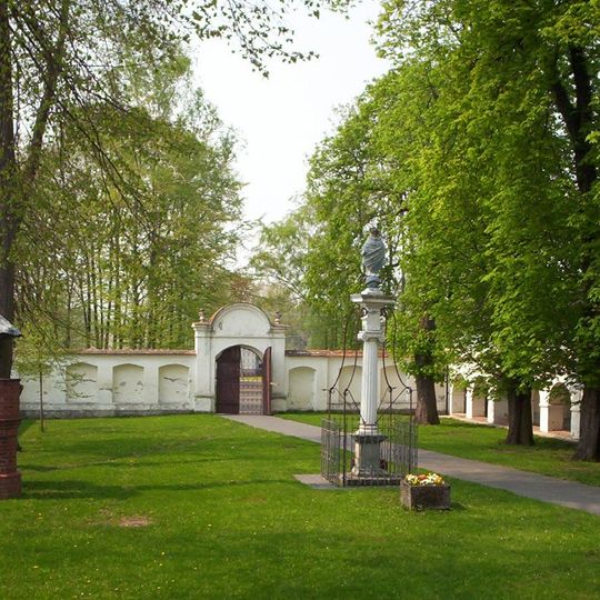 Cmentarz kościelny w Miedniewicach