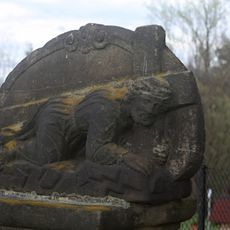 Socha Krista klesajícího pod křížem