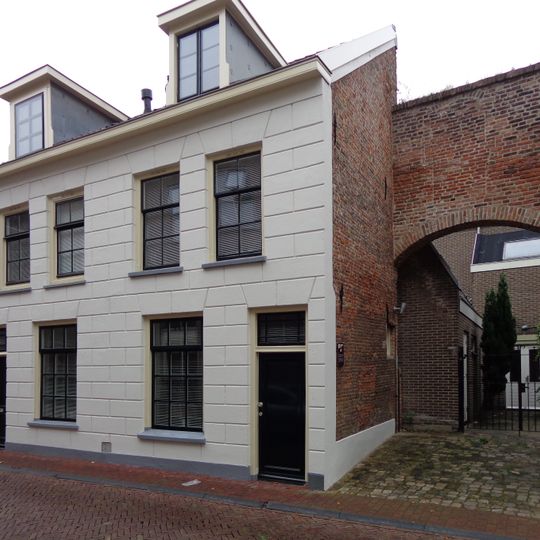 Panden met restanten van de middeleeuwse stadsmuur