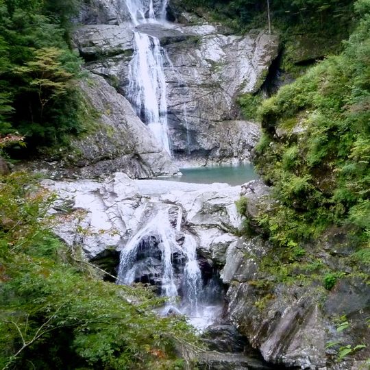Nanatsugama Falls