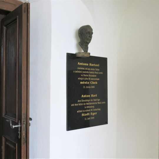 Pamětní deska Antonu Hartovi v areálu Maria Loreto v Hrozňatově