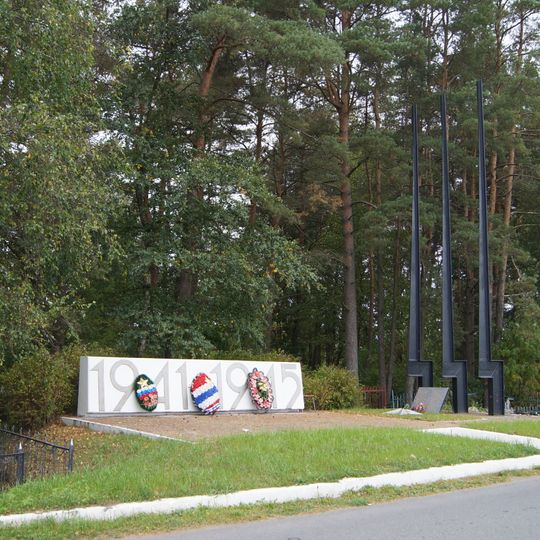 Братская могила советских воинов, погибших в борьбе с фашистами