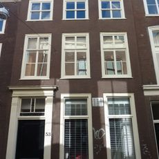 Pand met gevel met eenvoudige deuromlijsting