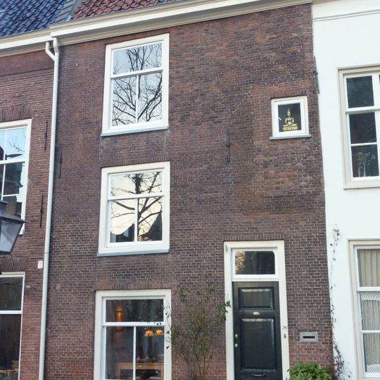 Pand met gevel met rechte kroonlijst