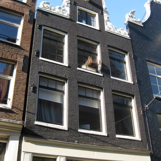 Pand met halsgevel met gedeelde vleugelstukken en drie uilen in de afdekking