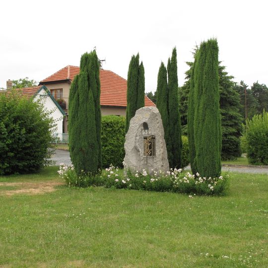 Pomník padlým v Krupé u Kostelce nad Černými Lesy