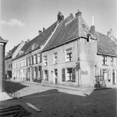 Huis met lijstgevel, zeven vensters breed