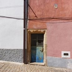 Casa com Porta Manuelina na Rua Padre Fernandes