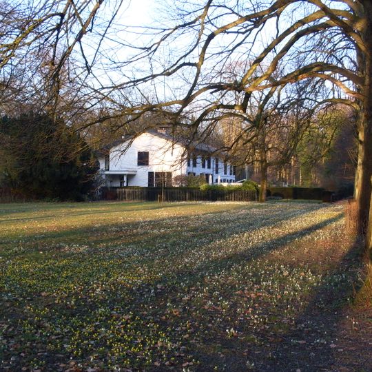 Schonenberg. Chaletachtig landhuis