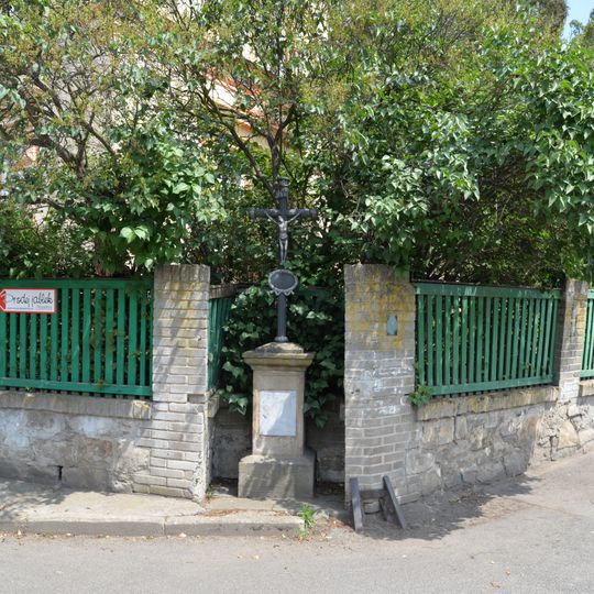 Wayside cross in the center of Ploskovice