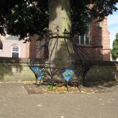 Wilhelminaboom met hek, gedenkboom, geplant ter ere van haar troonsbestijging (boom is inmiddens gesneuveld)