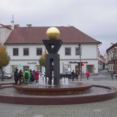 Moderně pojatá kašna na Masarykově náměstí v Brandýse nad Labem