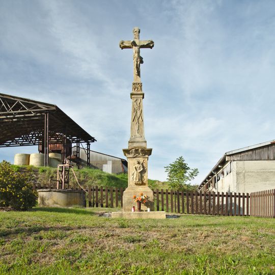 Kříž v Krchlebech u družstva