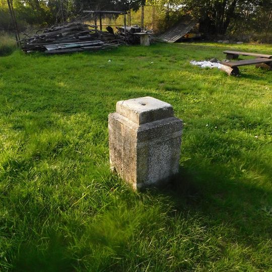 Podstavec neznámé památky v zahradě chaty Komtesa v Bečově