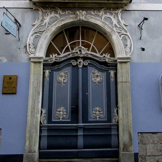 "Kariešu meistara nama" portāls un durvju komplekts